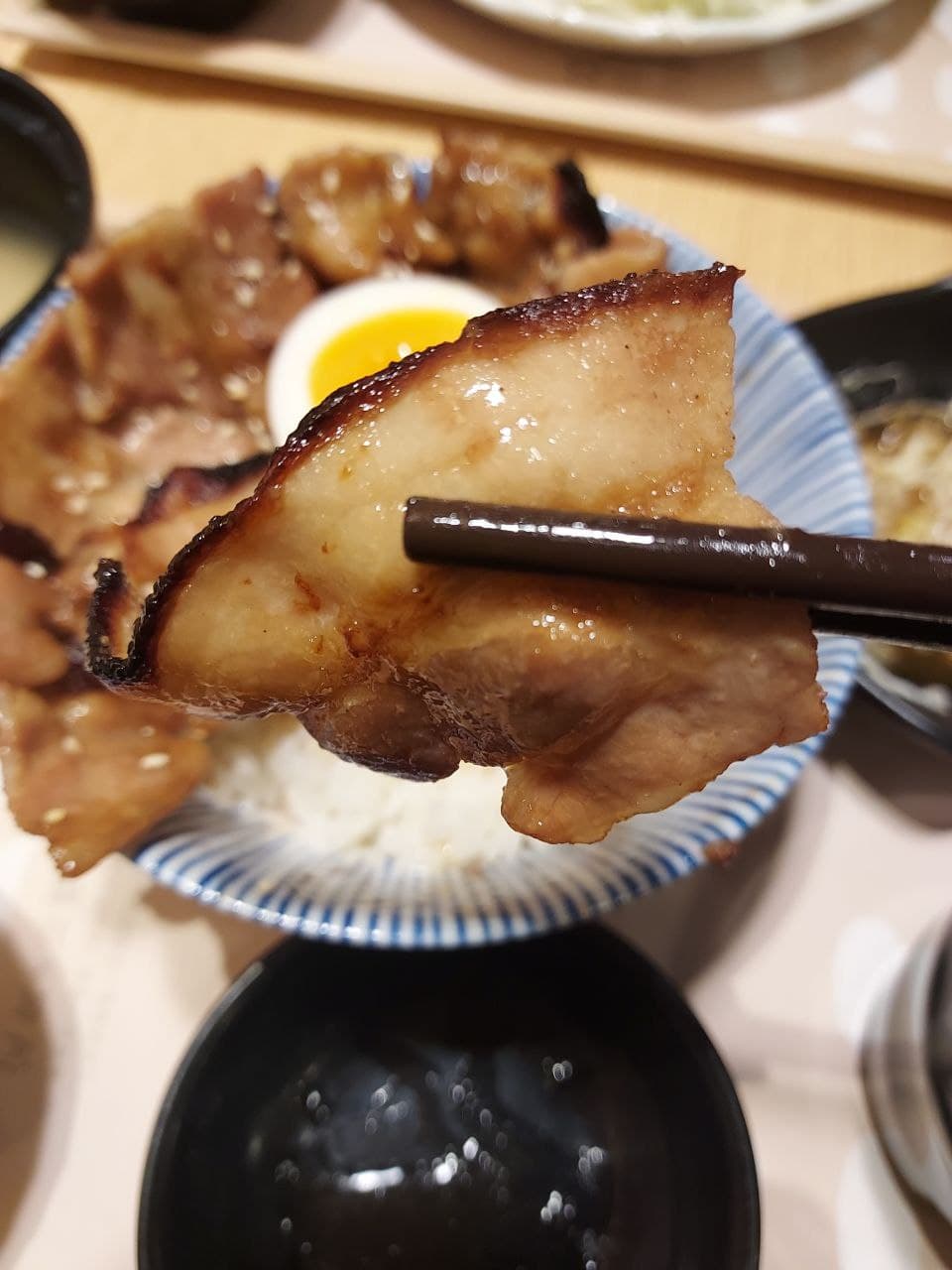 連鎖餐廳┃爭鮮品牌「定食8」 厚切豬排 唐揚雞 豚燒丼 高麗菜絲味噌湯白飯免費享用