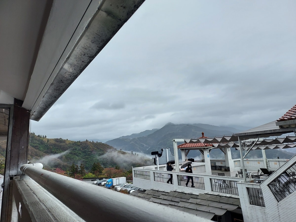 南投清境┃一日行程 下大雨跳過清境農場直接去武嶺 狂風暴雨只有5度很冷 小瑞士花園吃拉麵 山櫻開的美 - 第18張圖 南投清境┃一日行程 下大雨跳過清境農場直接去武嶺 狂風暴雨只有5度很冷 小瑞士花園吃拉麵 山櫻開的美