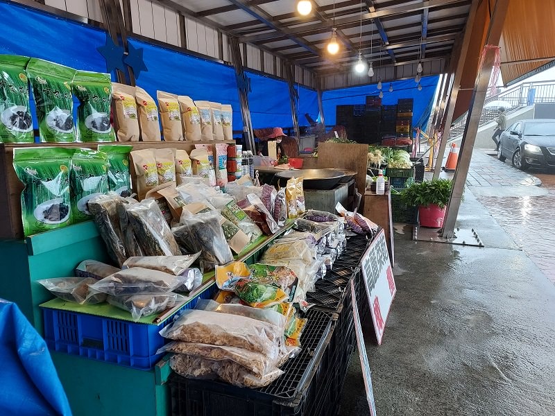 南投清境┃一日行程 下大雨跳過清境農場直接去武嶺 狂風暴雨只有5度很冷 小瑞士花園吃拉麵 山櫻開的美 - 第31張圖 南投清境┃一日行程 下大雨跳過清境農場直接去武嶺 狂風暴雨只有5度很冷 小瑞士花園吃拉麵 山櫻開的美