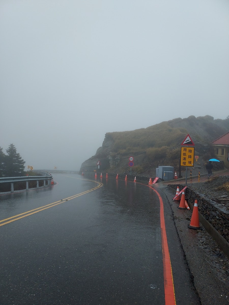 南投清境┃一日行程 下大雨跳過清境農場直接去武嶺 狂風暴雨只有5度很冷 小瑞士花園吃拉麵 山櫻開的美 - 第40張圖 南投清境┃一日行程 下大雨跳過清境農場直接去武嶺 狂風暴雨只有5度很冷 小瑞士花園吃拉麵 山櫻開的美