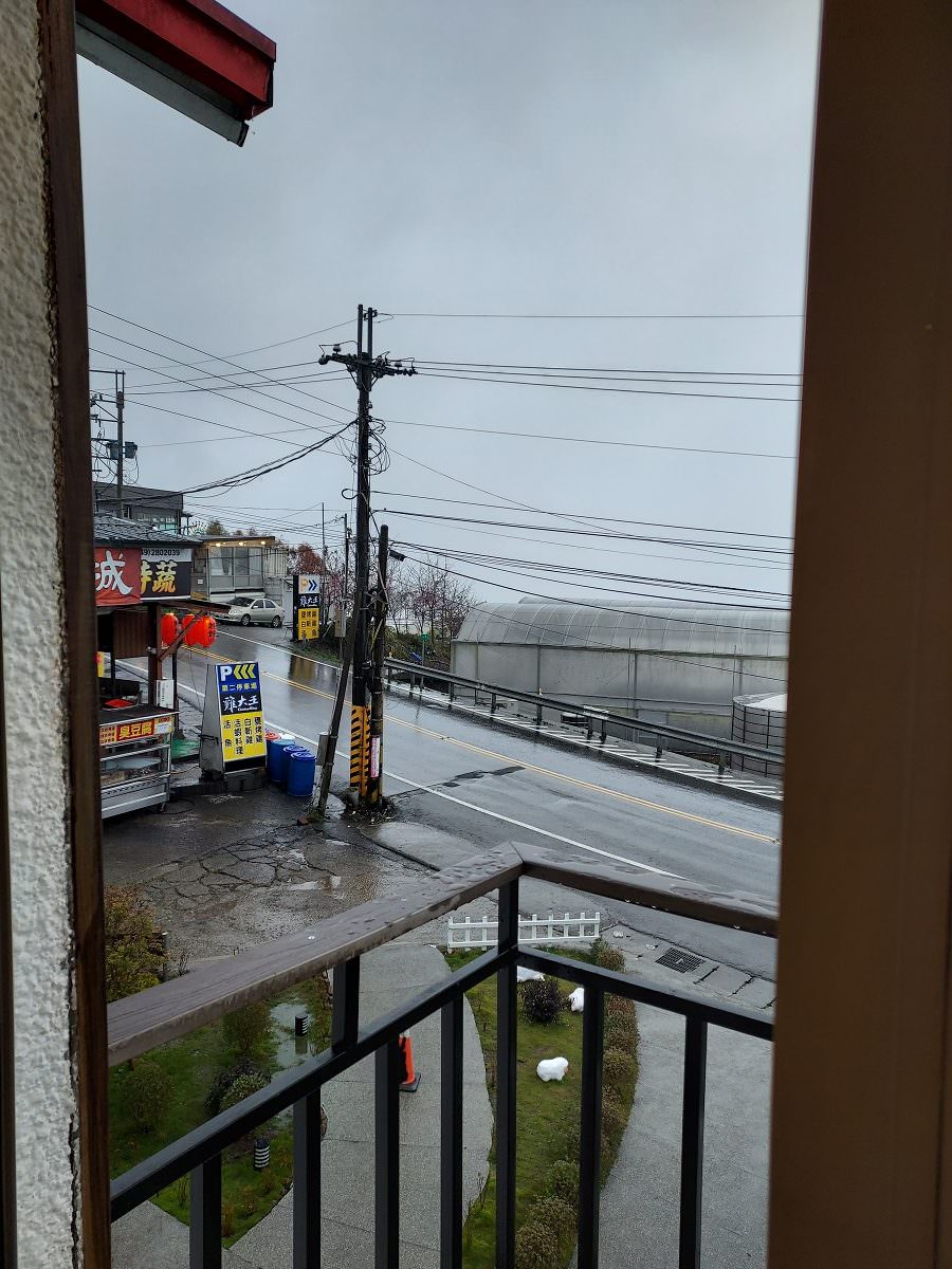 南投清境┃一日行程 下大雨跳過清境農場直接去武嶺 狂風暴雨只有5度很冷 小瑞士花園吃拉麵 山櫻開的美 - 第52張圖 南投清境┃一日行程 下大雨跳過清境農場直接去武嶺 狂風暴雨只有5度很冷 小瑞士花園吃拉麵 山櫻開的美