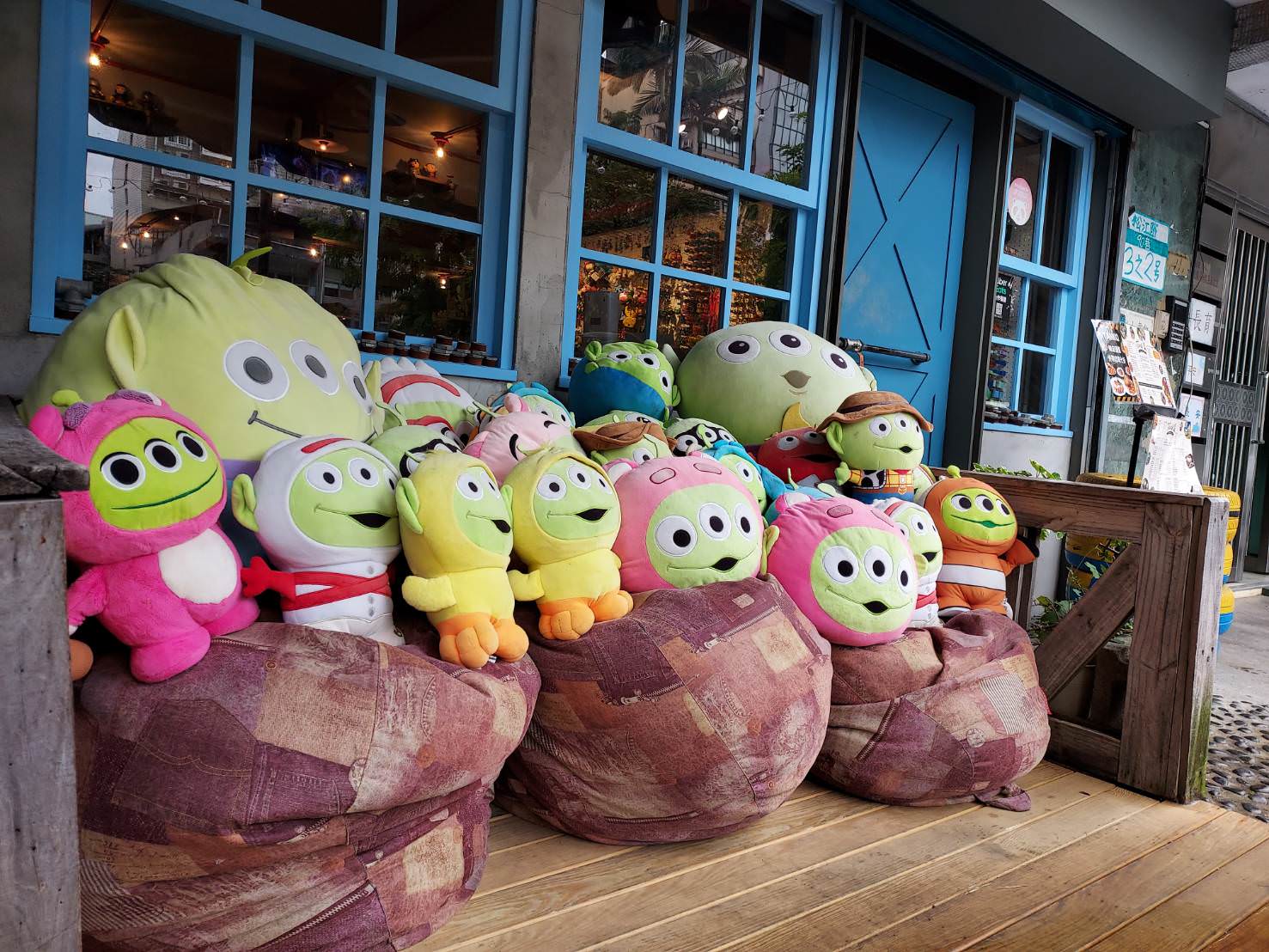 (台北早午餐)松江南京站 TankQ Cafe & Bar (附菜單)行李箱打開吃 一群迪士尼娃娃陪你吃飯 - 第2張圖 (台北早午餐)松江南京站 TankQ Cafe & Bar (附菜單)行李箱打開吃 一群迪士尼娃娃陪你吃飯