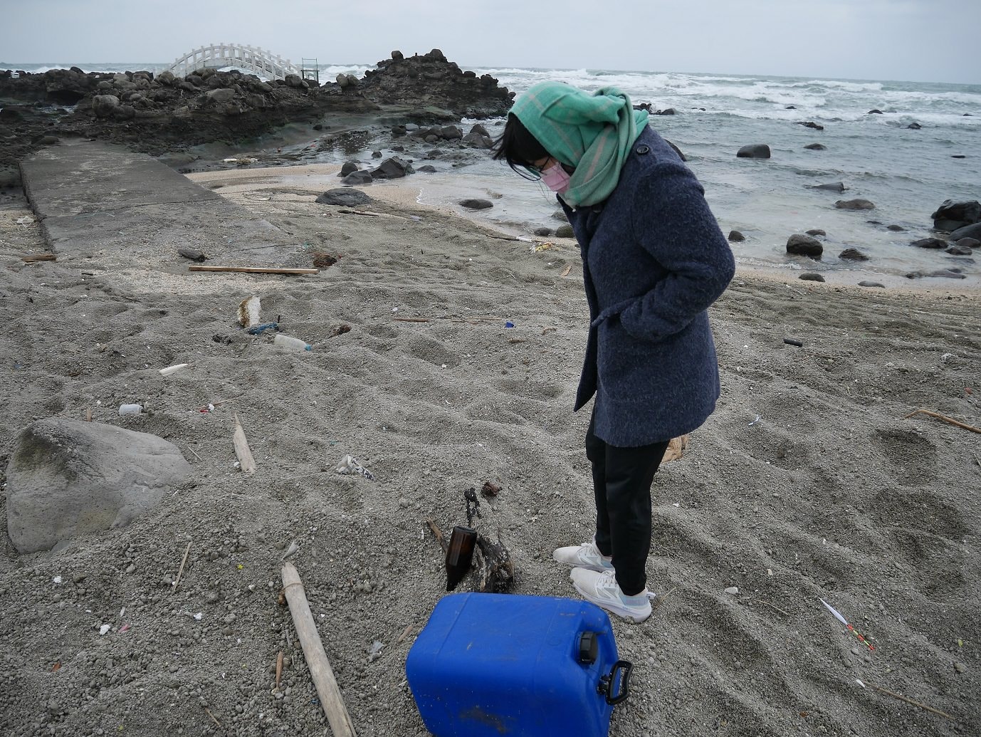 新北北海岸┃石門一日行程 冬天跑去「石門洞」海岸風大好冷  沿路看海 新北最北端