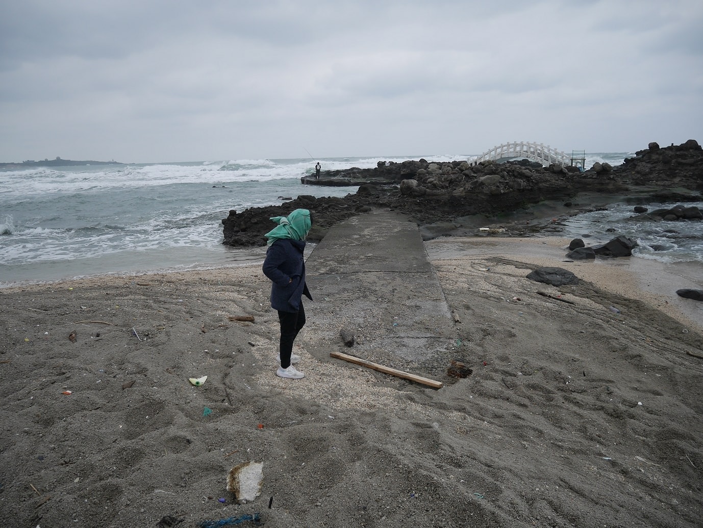 新北北海岸┃石門一日行程 冬天跑去「石門洞」海岸風大好冷  沿路看海 新北最北端