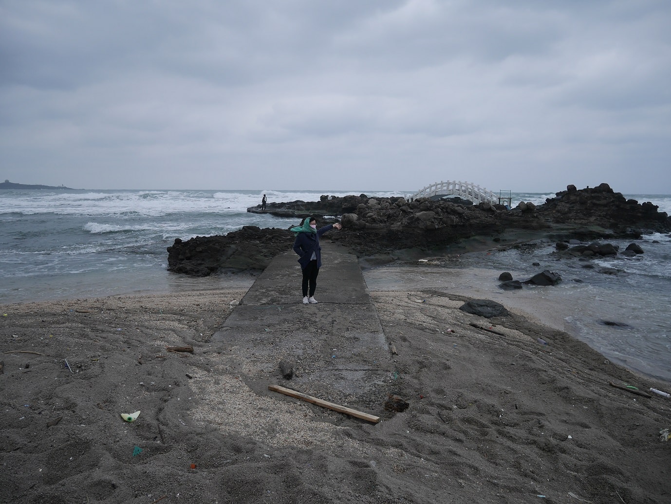 新北北海岸┃石門一日行程 冬天跑去「石門洞」海岸風大好冷  沿路看海 新北最北端