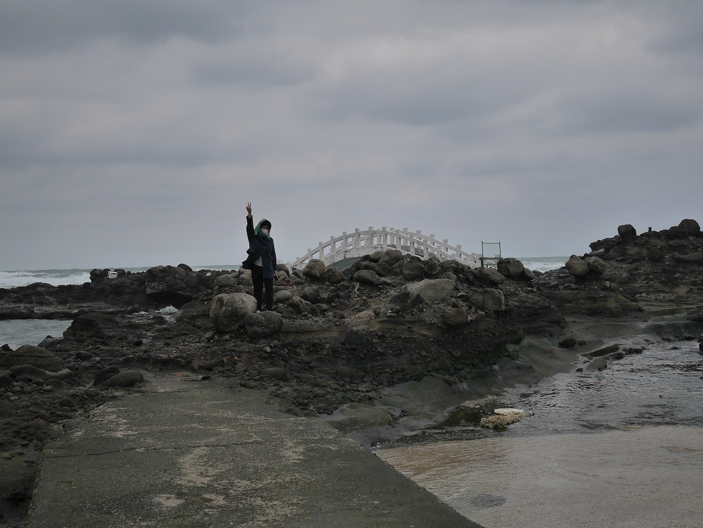 新北北海岸┃石門一日行程 冬天跑去「石門洞」海岸風大好冷  沿路看海 新北最北端
