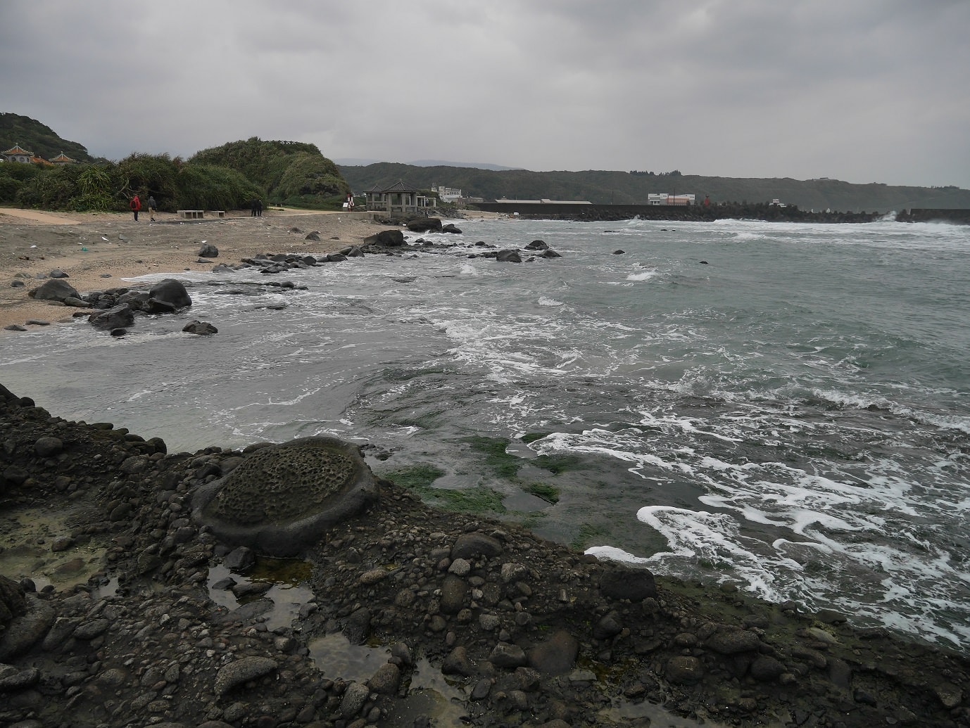 新北北海岸┃石門一日行程 冬天跑去「石門洞」海岸風大好冷  沿路看海 新北最北端