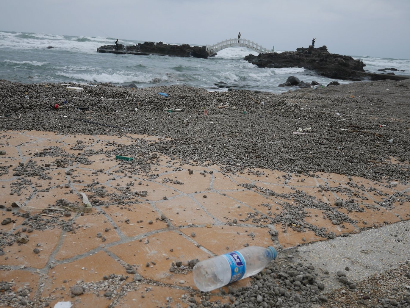 新北北海岸┃石門一日行程 冬天跑去「石門洞」海岸風大好冷  沿路看海 新北最北端