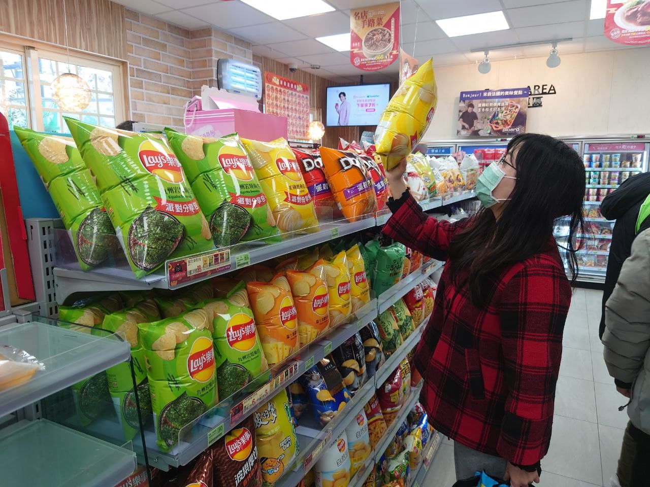 南投清境┃一日行程 下大雨跳過清境農場直接去武嶺 狂風暴雨只有5度很冷 小瑞士花園吃拉麵 山櫻開的美 - 第47張圖 南投清境┃一日行程 下大雨跳過清境農場直接去武嶺 狂風暴雨只有5度很冷 小瑞士花園吃拉麵 山櫻開的美