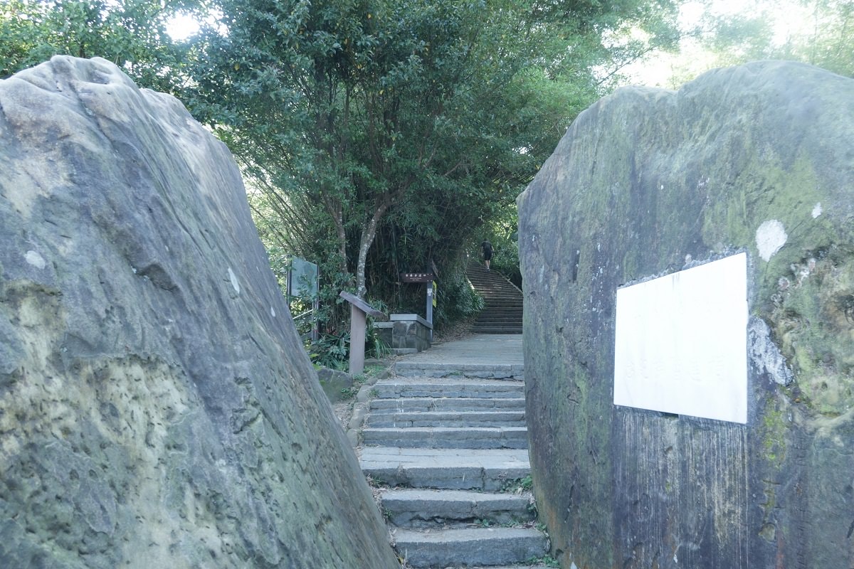 台北爬山┃一個人走「象山步道」圖多 拇指山山頂101風景太美 一個早上走完 六巨石 一個人走步道