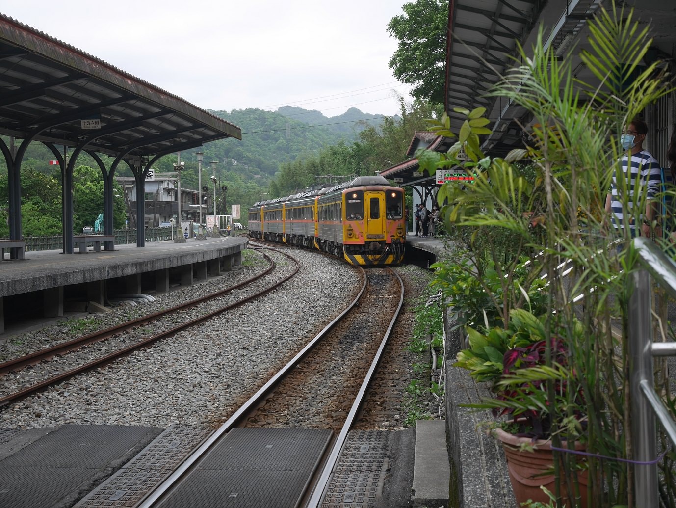 新北東北角︱夜宿車泊醒來就是海 貢寮金沙灣海濱公園+基隆潮境公園+九份 一日行程 媽咪早午餐蔥抓餅讚