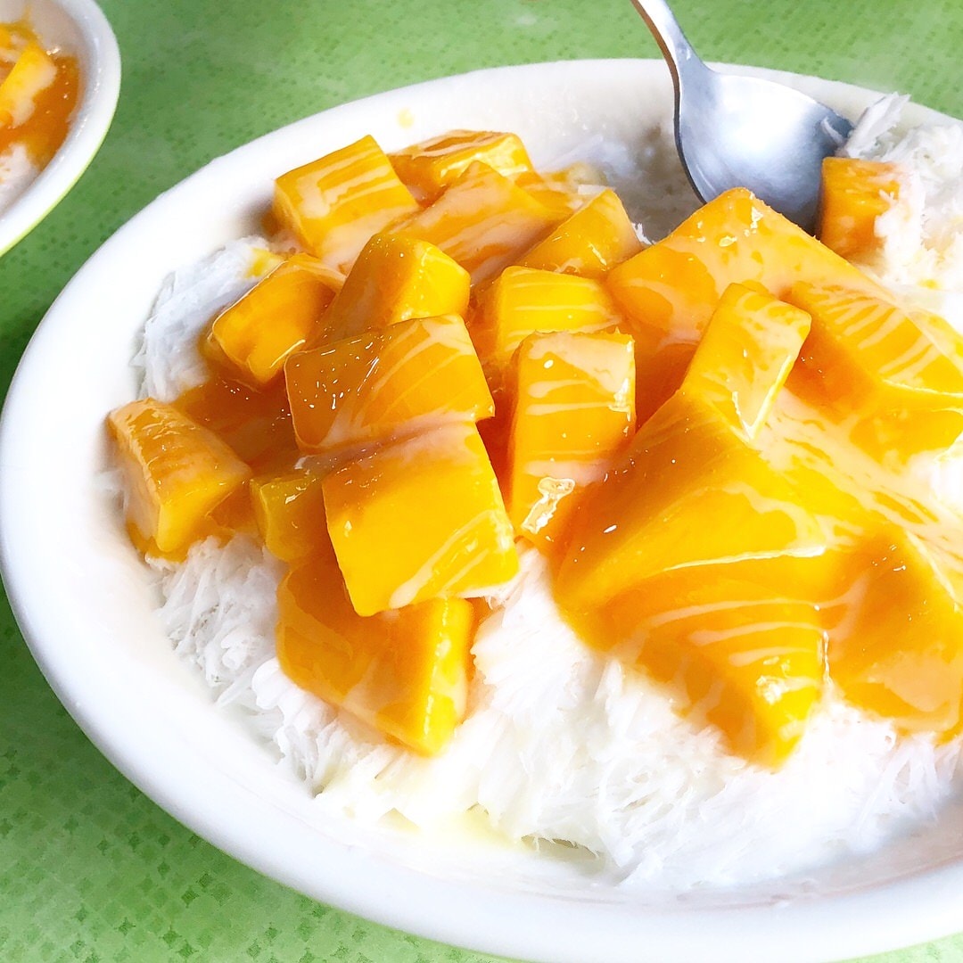 台湾日常不思議な光景┃新北市の道の中でマンゴーの木も発見、また、果実もいっぱいができている。