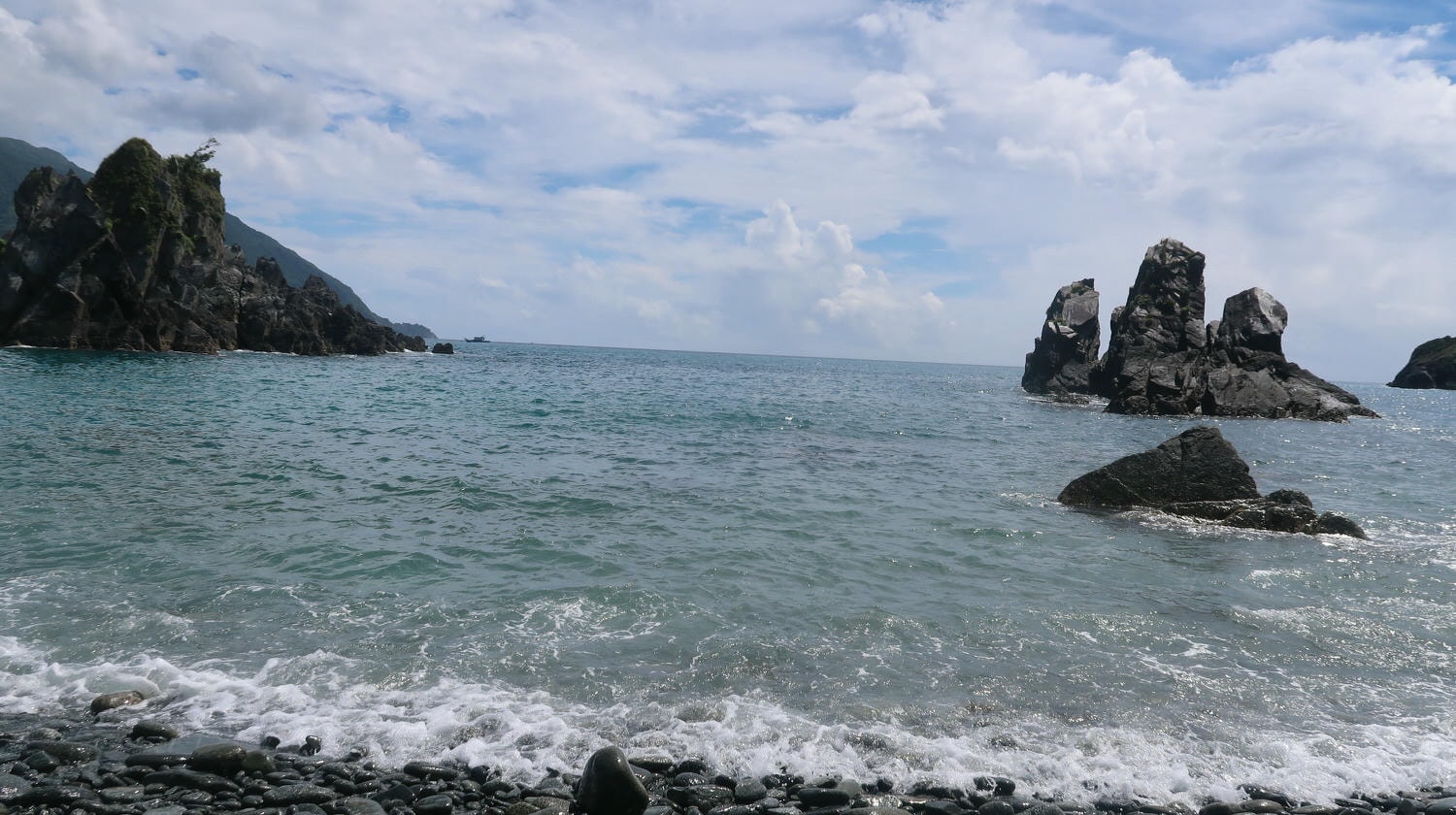 宜蘭東澳︱一日秘境行程 絕美粉鳥林漁港沙灘 阿滿姨吃海鮮 礁溪猴洞坑瀑布 奕順軒買牛舌餅