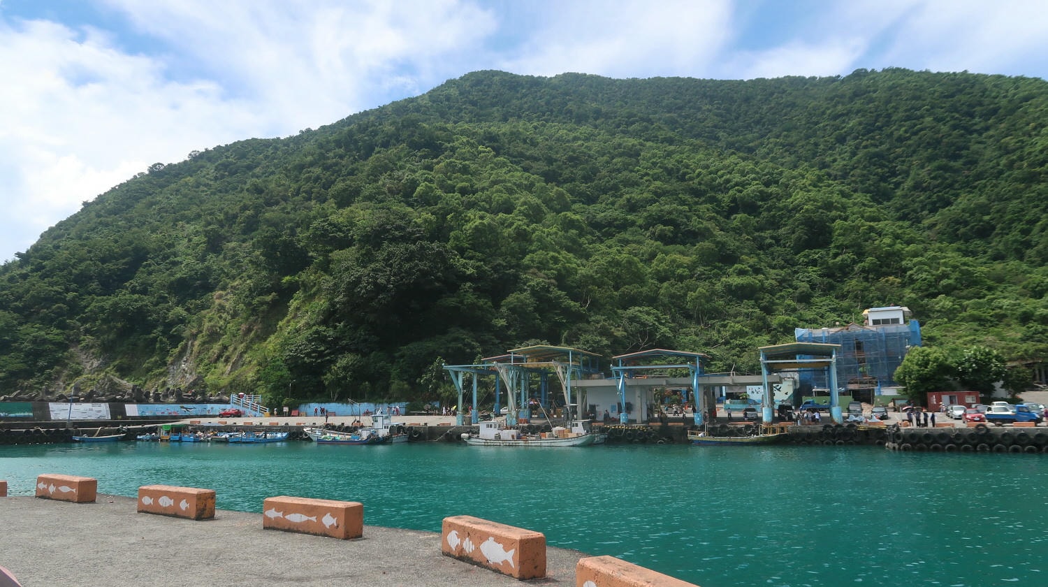 宜蘭東澳︱一日秘境行程 絕美粉鳥林漁港沙灘 阿滿姨吃海鮮 礁溪猴洞坑瀑布 奕順軒買牛舌餅