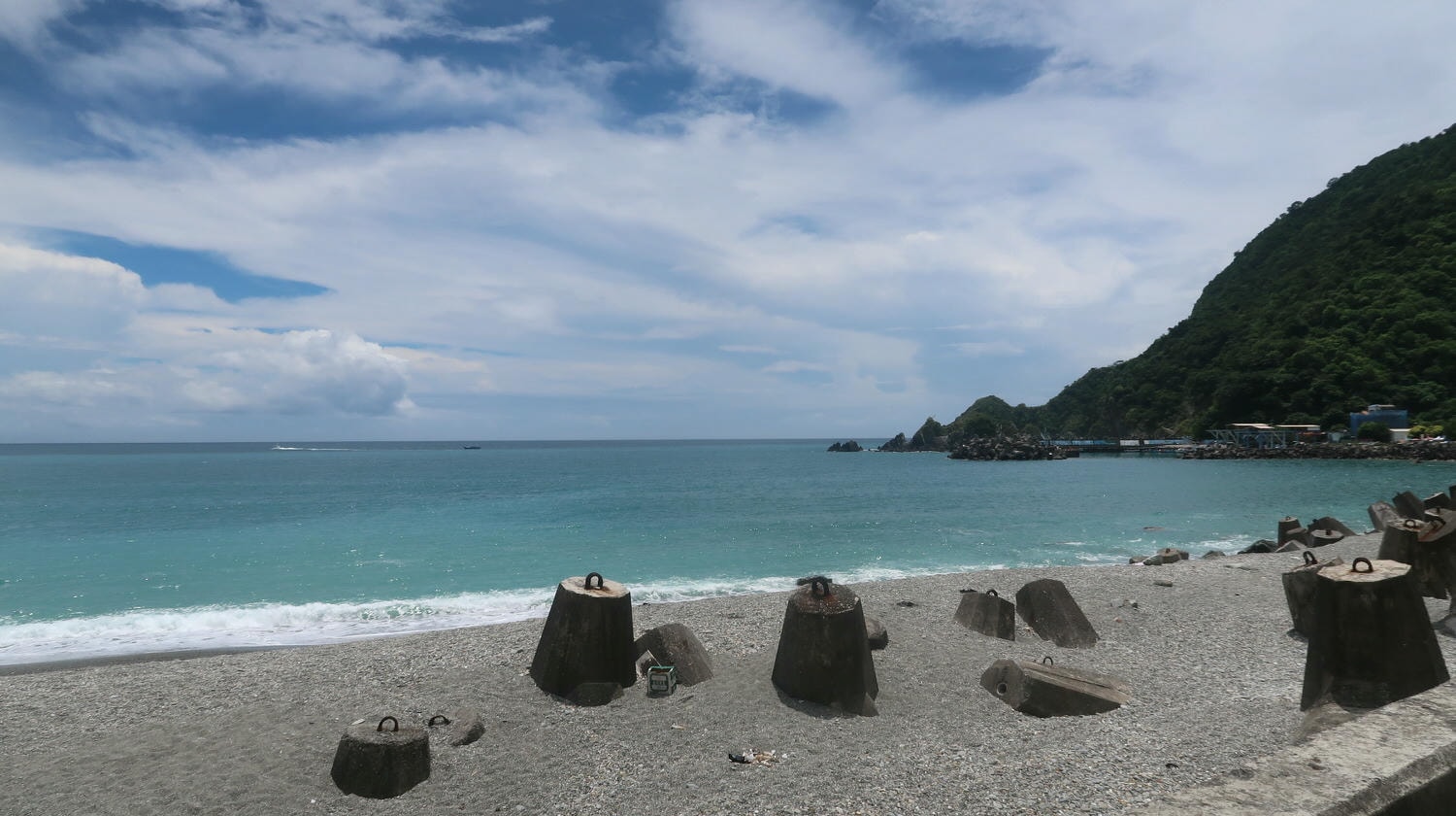 宜蘭東澳︱一日秘境行程 絕美粉鳥林漁港沙灘 阿滿姨吃海鮮 礁溪猴洞坑瀑布 奕順軒買牛舌餅