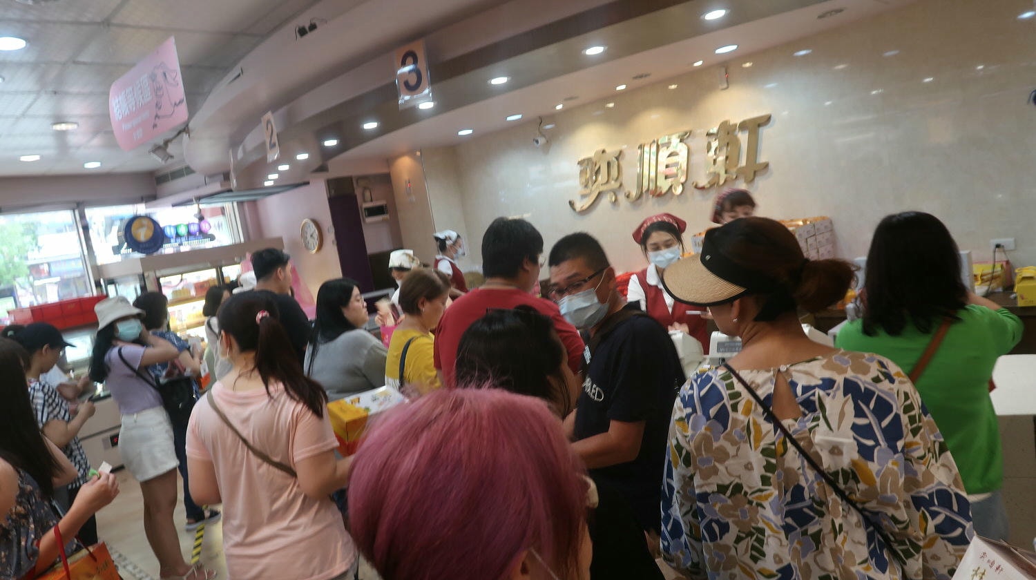 宜蘭東澳︱一日秘境行程 絕美粉鳥林漁港沙灘 阿滿姨吃海鮮 礁溪猴洞坑瀑布 奕順軒買牛舌餅