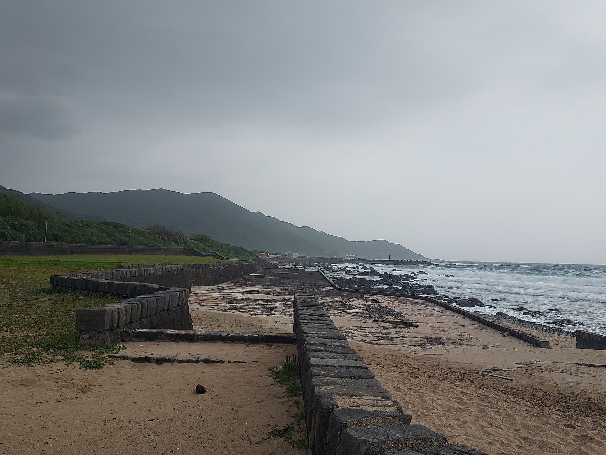 新北東北角︱夜宿車泊醒來就是海 貢寮金沙灣海濱公園+基隆潮境公園+九份 一日行程 媽咪早午餐蔥抓餅讚