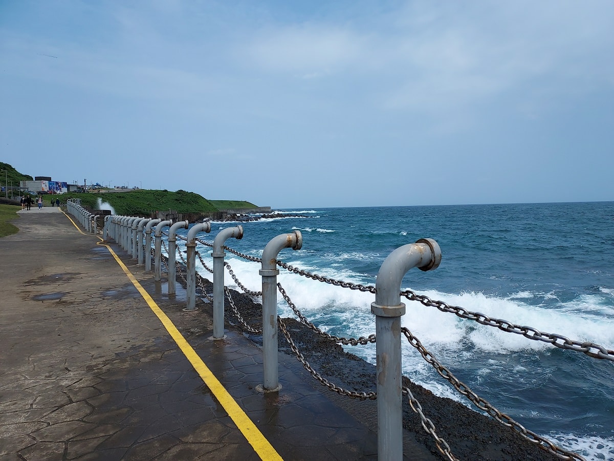 新北東北角︱夜宿車泊醒來就是海 貢寮金沙灣海濱公園+基隆潮境公園+九份 一日行程 媽咪早午餐蔥抓餅讚