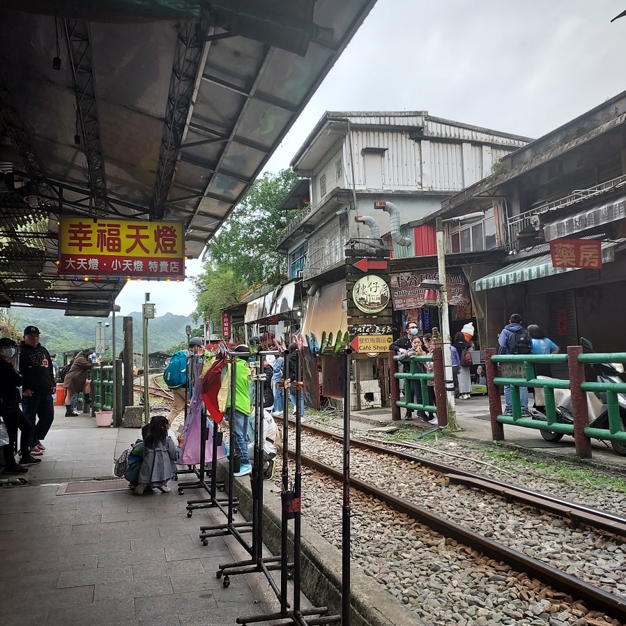 新北東北角︱夜宿車泊醒來就是海 貢寮金沙灣海濱公園+基隆潮境公園+九份 一日行程 媽咪早午餐蔥抓餅讚