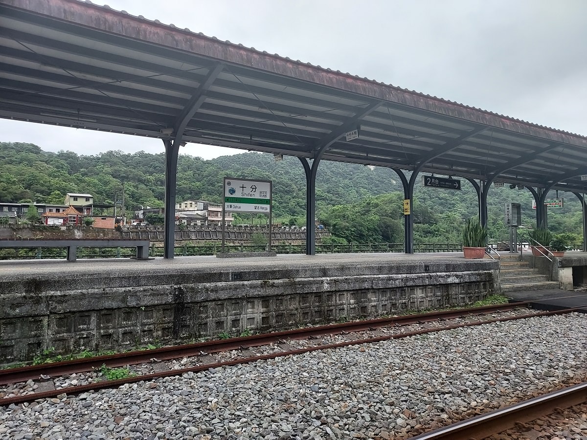 新北東北角︱夜宿車泊醒來就是海 貢寮金沙灣海濱公園+基隆潮境公園+九份 一日行程 媽咪早午餐蔥抓餅讚