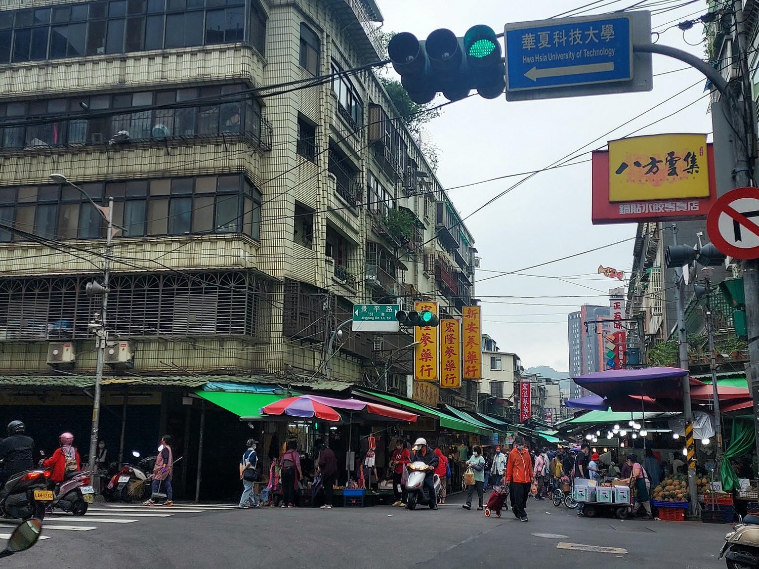 台湾朝市┃何でも売っている。服、雑貨、靴など、朝市が好きなお母さん達は毎日行くよ(朝市→菜市場)台湾旅行