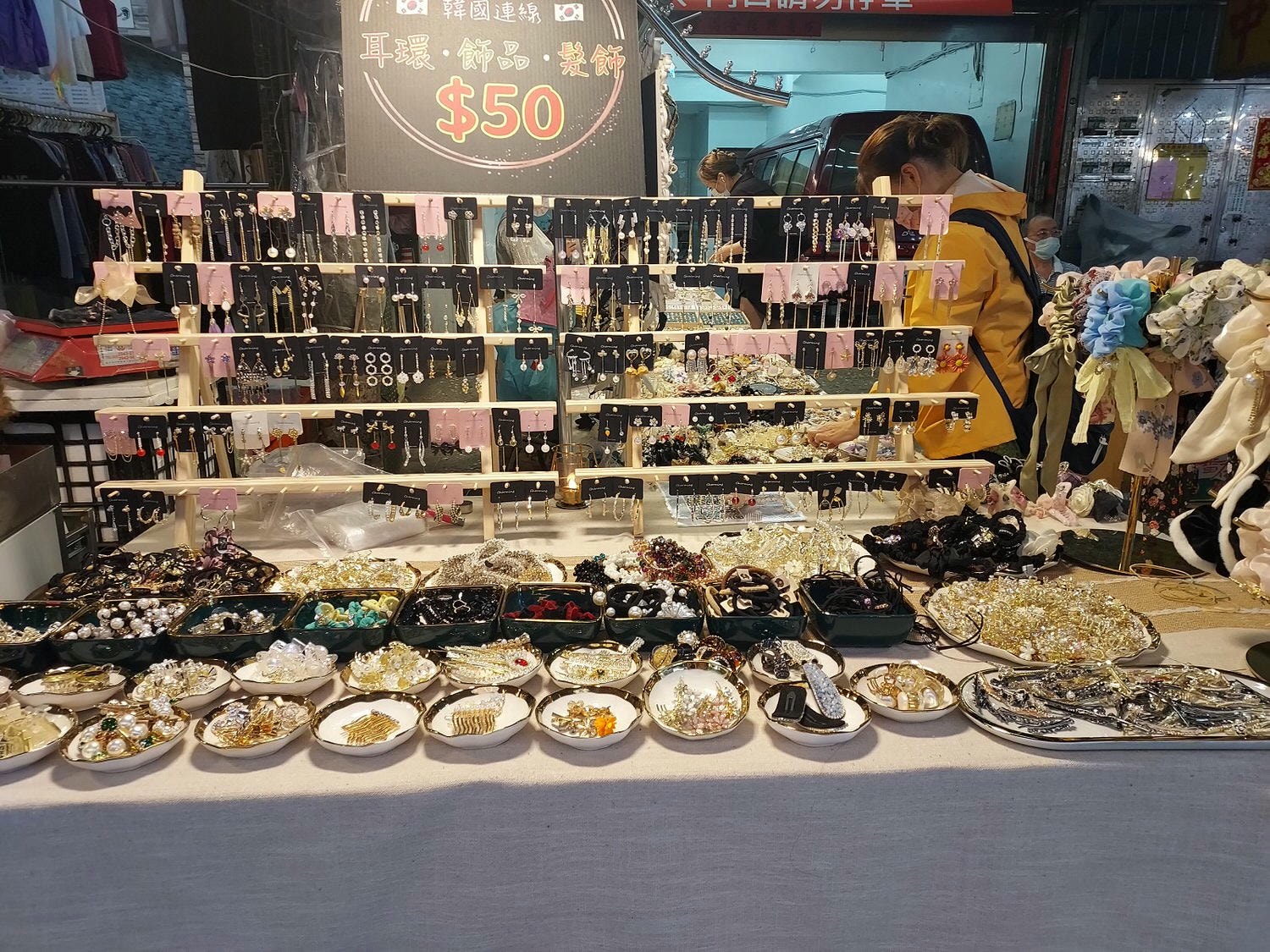 台湾朝市┃何でも売っている。服、雑貨、靴など、朝市が好きなお母さん達は毎日行くよ(朝市→菜市場)台湾旅行