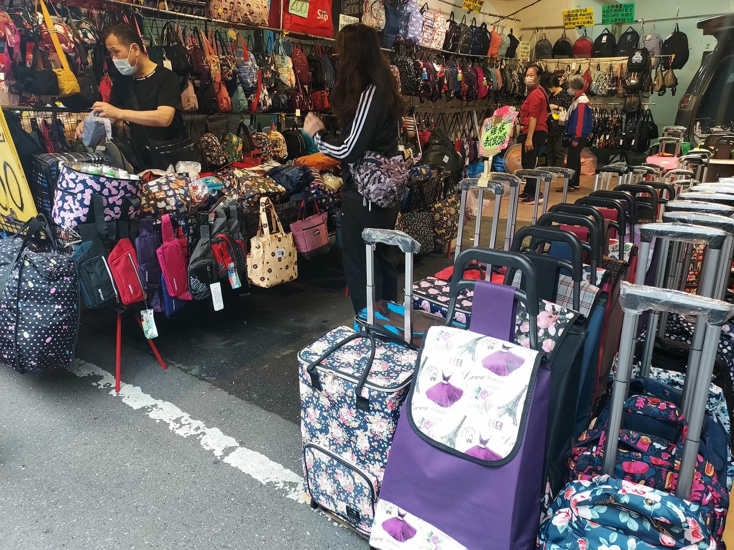 台湾朝市┃何でも売っている。服、雑貨、靴など、朝市が好きなお母さん達は毎日行くよ(朝市→菜市場)台湾旅行