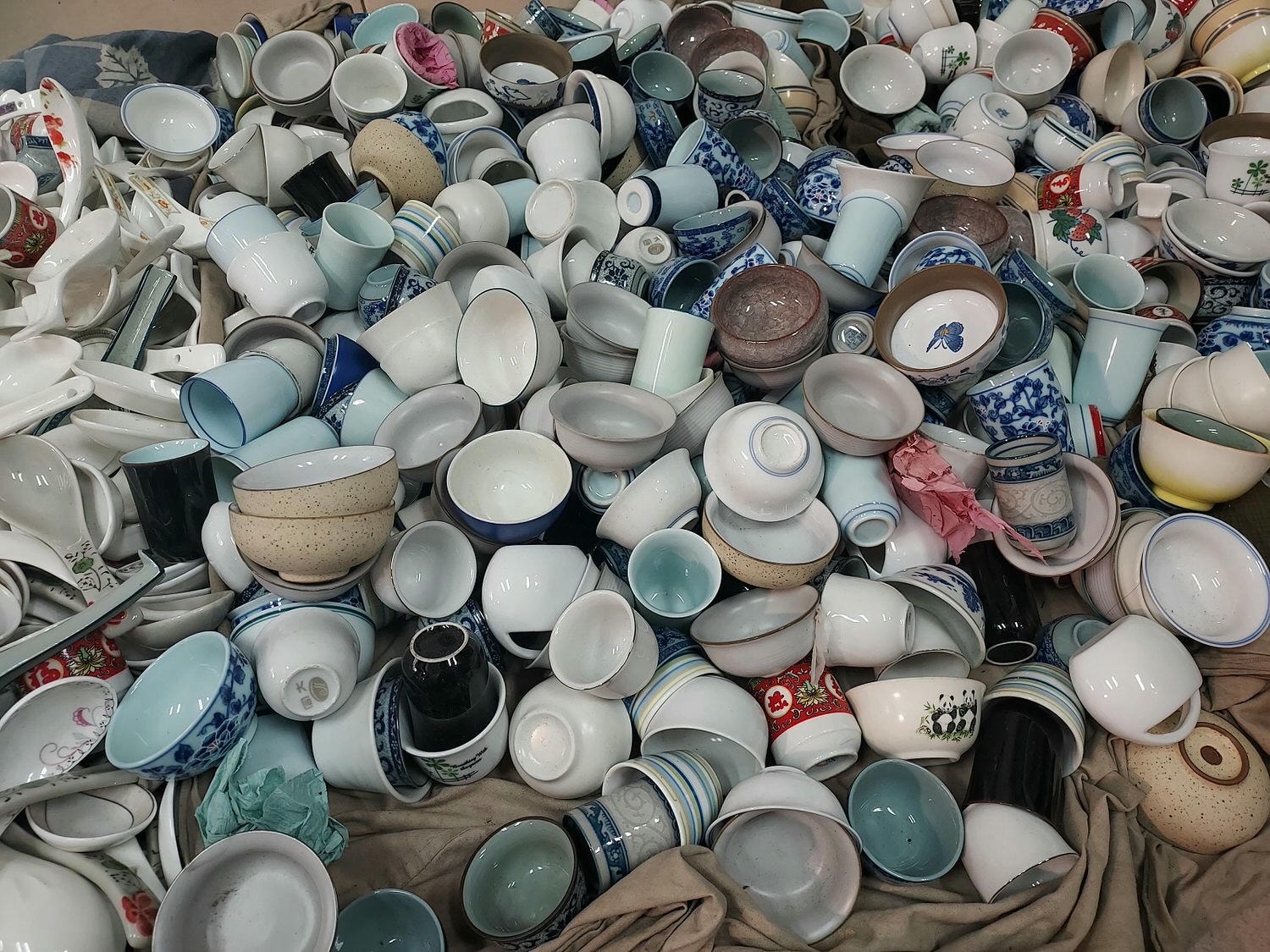 台湾朝市┃何でも売っている。服、雑貨、靴など、朝市が好きなお母さん達は毎日行くよ(朝市→菜市場)台湾旅行