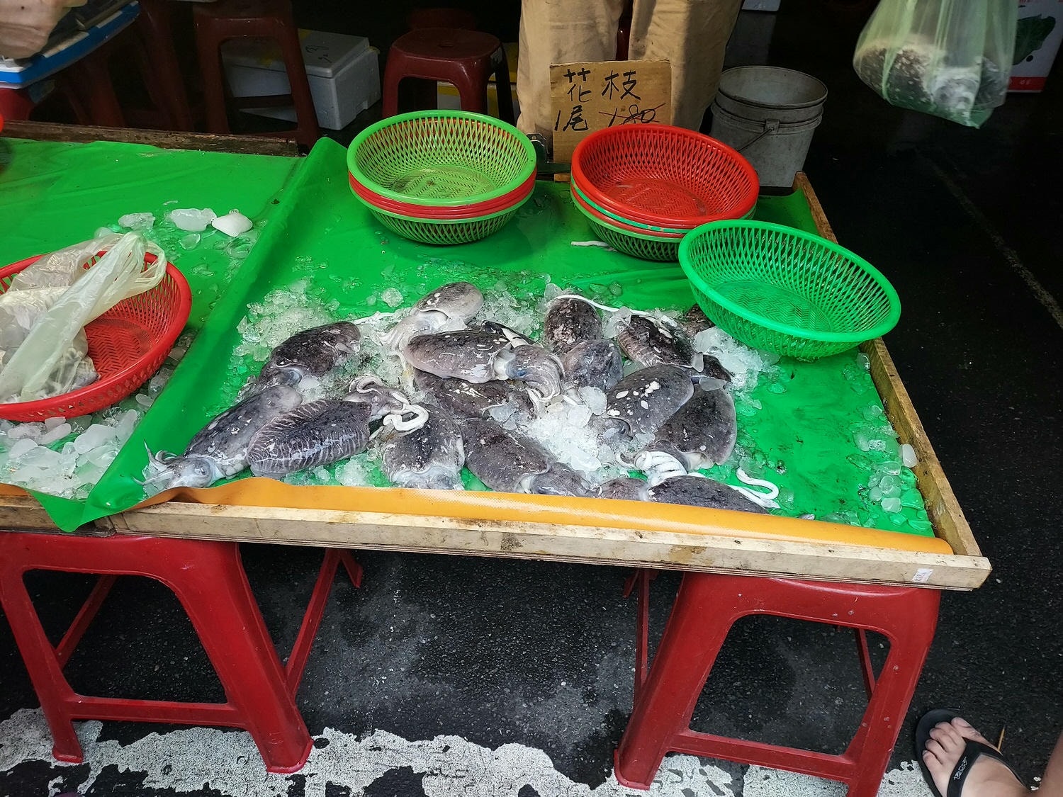 台湾朝市┃何でも売っている。服、雑貨、靴など、朝市が好きなお母さん達は毎日行くよ(朝市→菜市場)台湾旅行