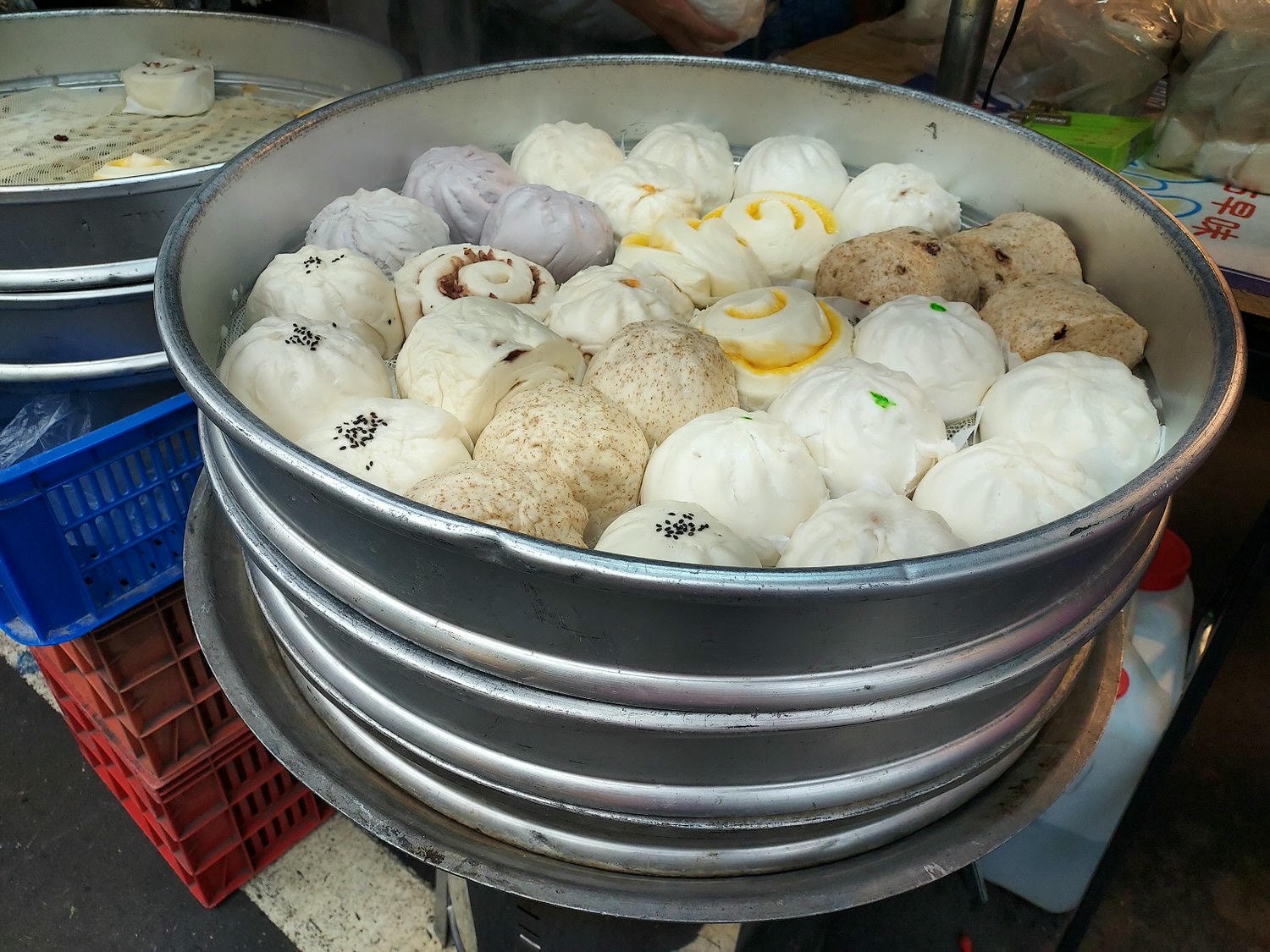 台湾朝市┃何でも売っている。服、雑貨、靴など、朝市が好きなお母さん達は毎日行くよ(朝市→菜市場)台湾旅行