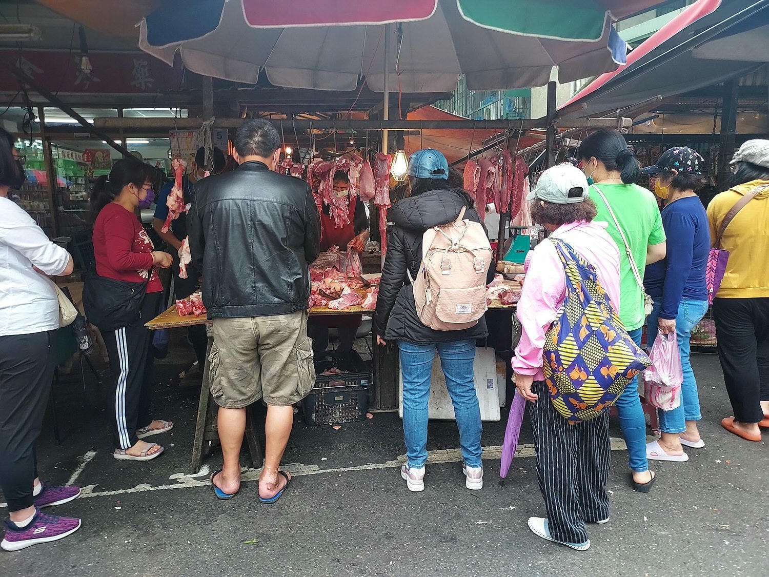 台湾朝市┃何でも売っている。服、雑貨、靴など、朝市が好きなお母さん達は毎日行くよ(朝市→菜市場)台湾旅行