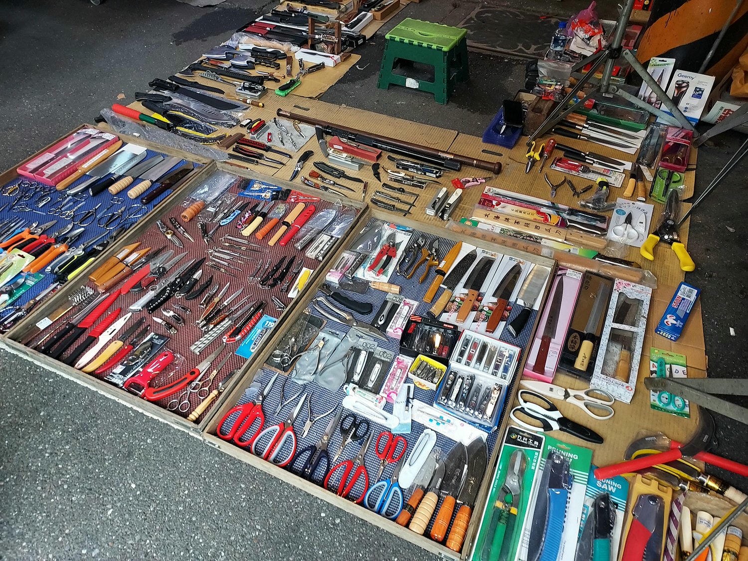 台湾朝市┃何でも売っている。服、雑貨、靴など、朝市が好きなお母さん達は毎日行くよ(朝市→菜市場)台湾旅行