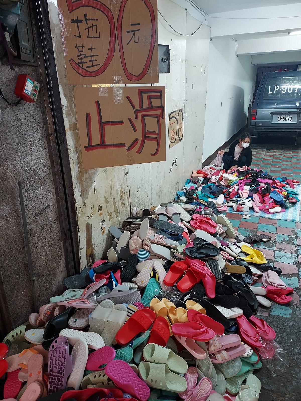 台湾朝市┃何でも売っている。服、雑貨、靴など、朝市が好きなお母さん達は毎日行くよ(朝市→菜市場)台湾旅行