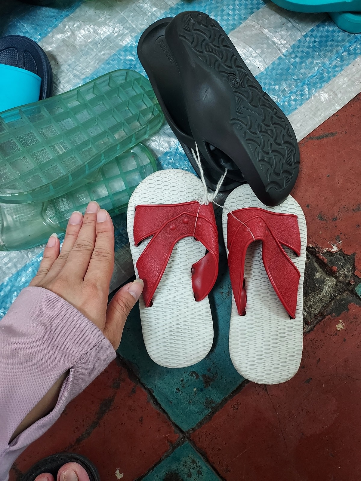 台湾朝市┃何でも売っている。服、雑貨、靴など、朝市が好きなお母さん達は毎日行くよ(朝市→菜市場)台湾旅行