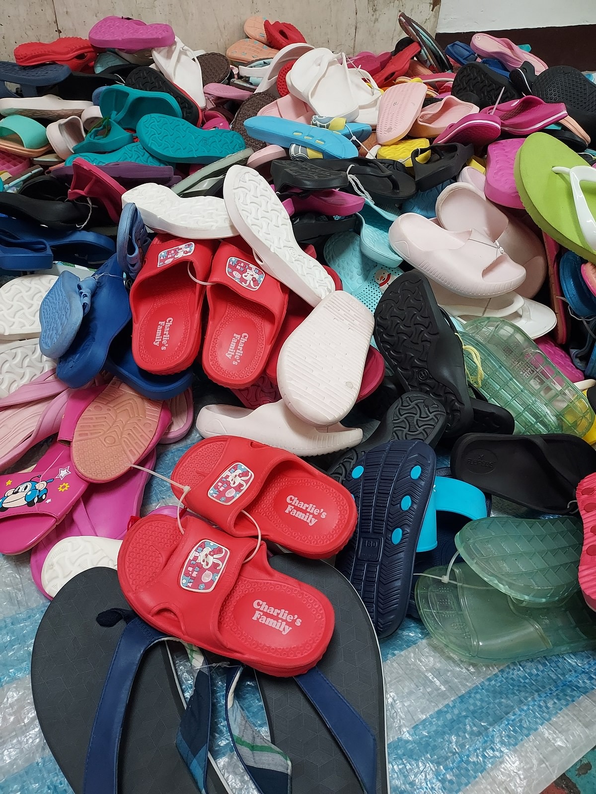 台湾朝市┃何でも売っている。服、雑貨、靴など、朝市が好きなお母さん達は毎日行くよ(朝市→菜市場)台湾旅行