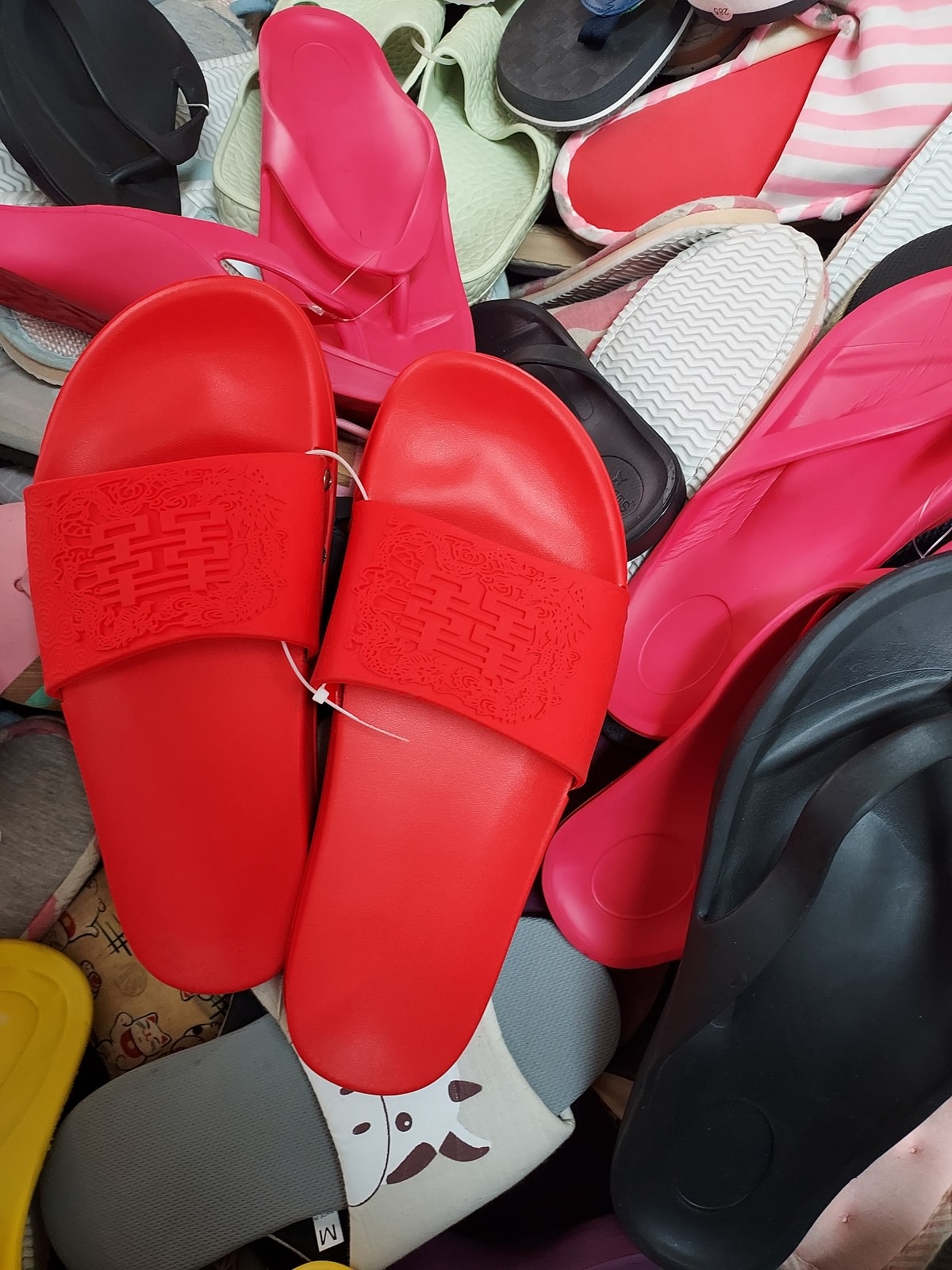 台湾朝市┃何でも売っている。服、雑貨、靴など、朝市が好きなお母さん達は毎日行くよ(朝市→菜市場)台湾旅行