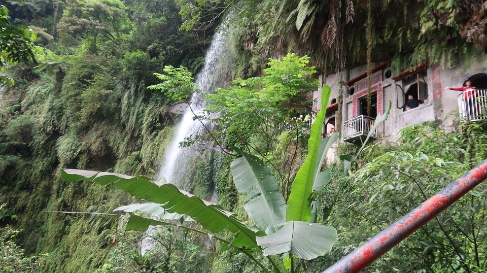 新北爬山┃公車可達 新店銀河洞越嶺登山步道 瀑布仙氣逼人 鵝角格山登頂 走去木柵貓空泡茶 - 第8張圖 新北爬山┃公車可達 新店銀河洞越嶺登山步道 瀑布仙氣逼人 鵝角格山登頂 走去木柵貓空泡茶