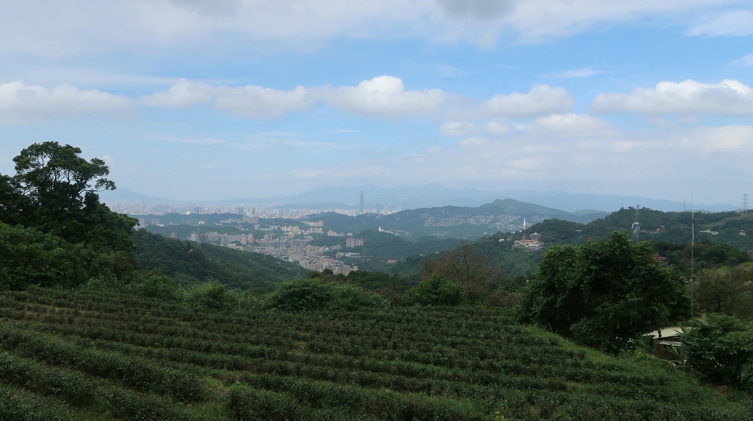 新北爬山┃公車可達 新店銀河洞越嶺登山步道 瀑布仙氣逼人 鵝角格山登頂 走去木柵貓空泡茶 - 第14張圖 新北爬山┃公車可達 新店銀河洞越嶺登山步道 瀑布仙氣逼人 鵝角格山登頂 走去木柵貓空泡茶