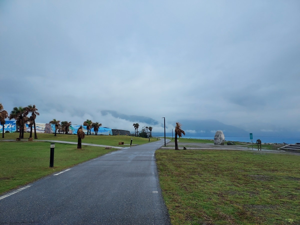 花蓮新城┃一日行程 夜宿車泊早晨迎七星潭 新城早餐 月牙灣觀海區 新城老街 貨櫃星巴客 老鋪珈啡鋪子