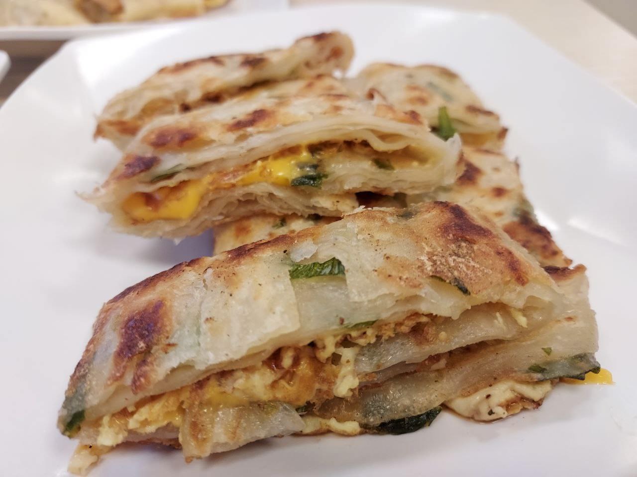 台湾朝食┃ツナチーズ卵焼き餅(鮪魚起士蛋餅) 鶏モモチキンハンバーガー(卡啦雞腿堡)  パクチー蛋餅