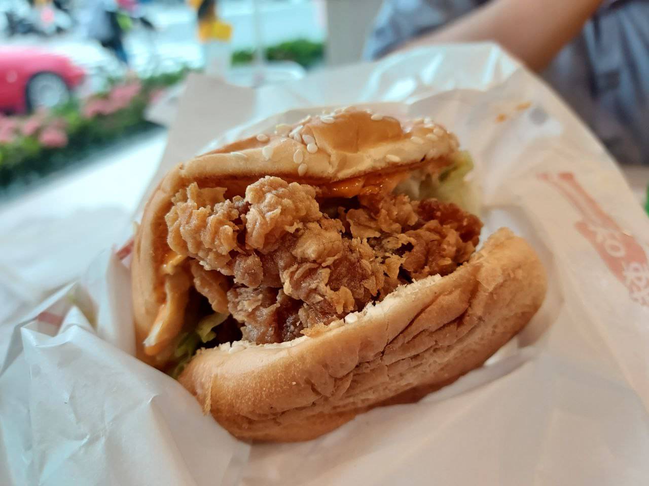 台湾朝食┃ツナチーズ卵焼き餅(鮪魚起士蛋餅) 鶏モモチキンハンバーガー(卡啦雞腿堡)  パクチー蛋餅