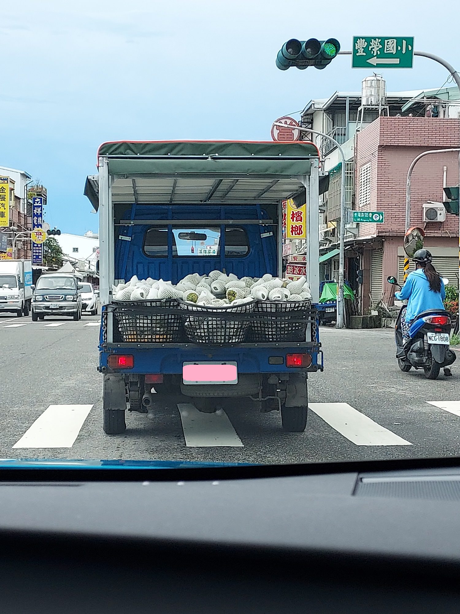 台東日常┃山跟天空離我好近 水果造型公車亭 釋迦滿路跑 在台東旅行的日子 花東旅行的定義就是隨路拍照