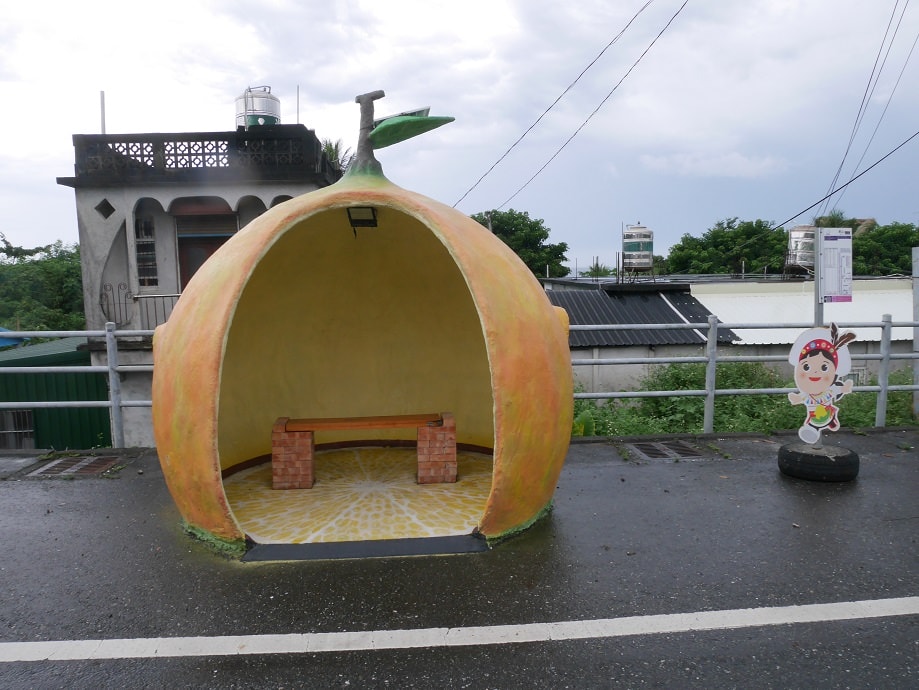 台東日常┃山跟天空離我好近 水果造型公車亭 釋迦滿路跑 在台東旅行的日子 花東旅行的定義就是隨路拍照
