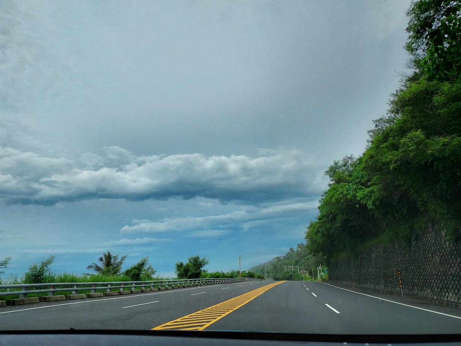 台東日常┃山跟天空離我好近 水果造型公車亭 釋迦滿路跑 在台東旅行的日子 花東旅行的定義就是隨路拍照