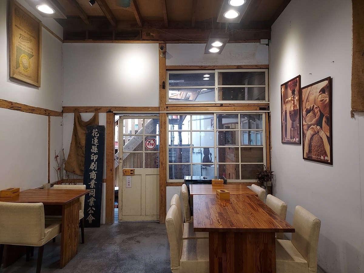 花蓮新城┃一日行程 夜宿車泊早晨迎七星潭 新城早餐 月牙灣觀海區 新城老街 貨櫃星巴客 老鋪珈啡鋪子