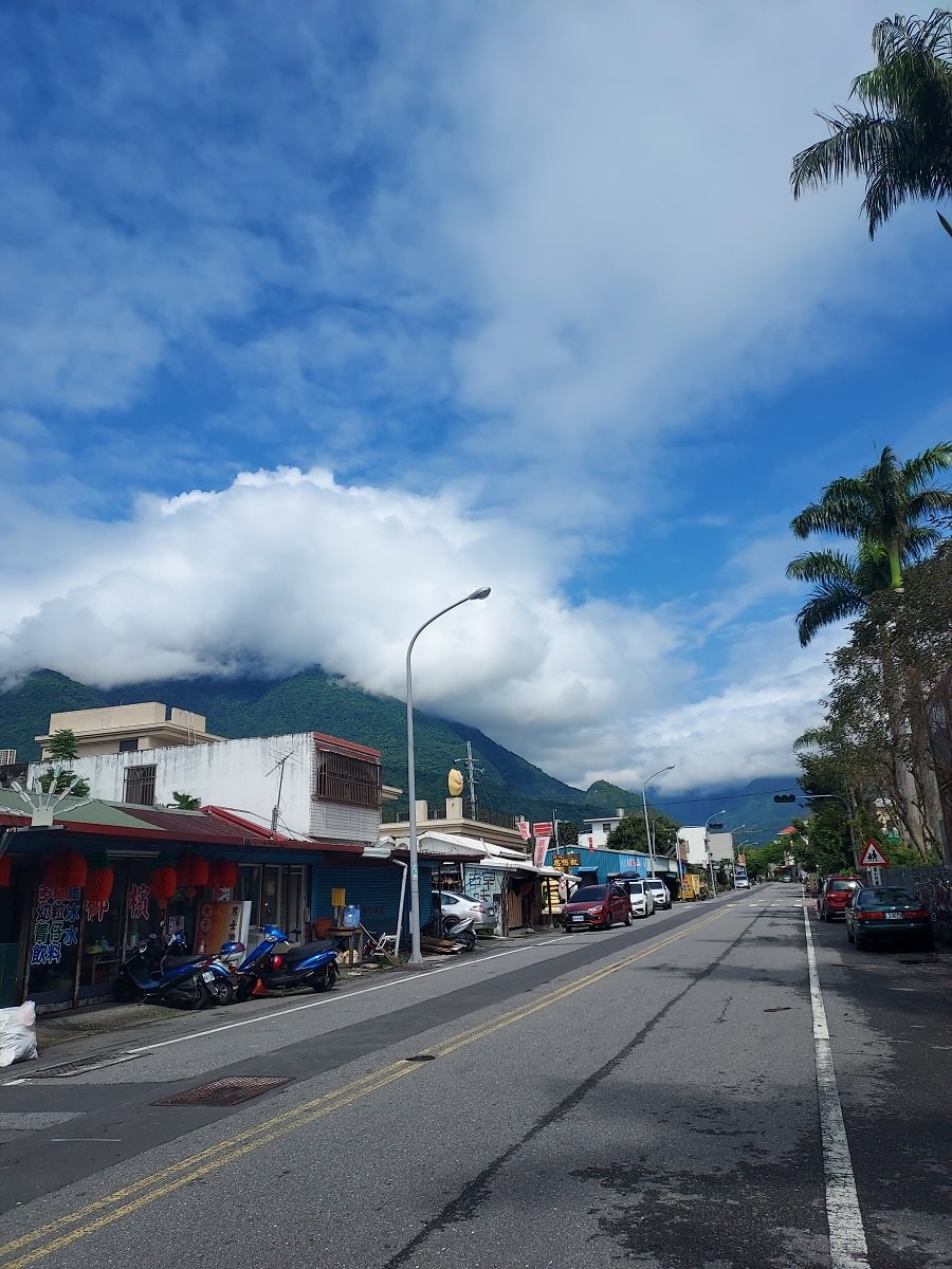 花蓮新城┃一日行程 夜宿車泊早晨迎七星潭 新城早餐 月牙灣觀海區 新城老街 貨櫃星巴客 老鋪珈啡鋪子