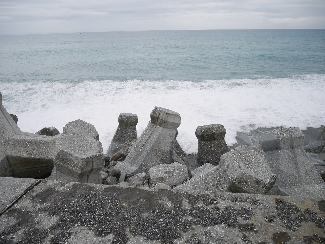 花蓮新城┃一日行程 夜宿車泊早晨迎七星潭 新城早餐 月牙灣觀海區 新城老街 貨櫃星巴客 老鋪珈啡鋪子