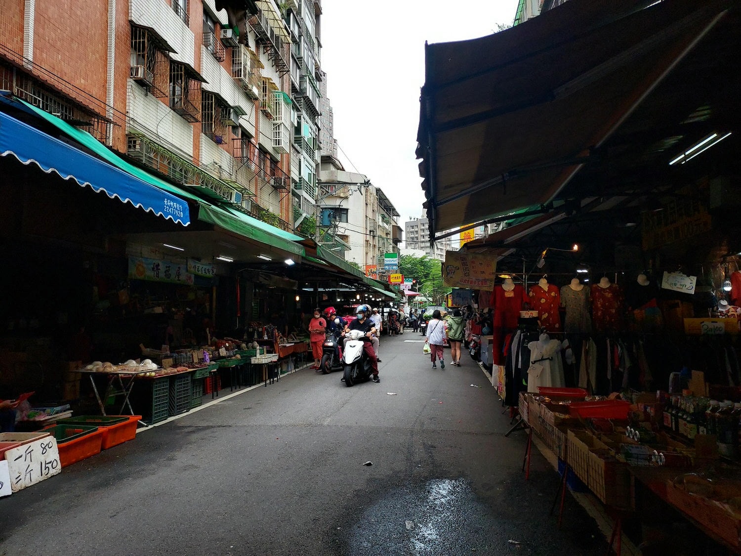 台湾朝市┃何でも売っている。服、雑貨、靴など、朝市が好きなお母さん達は毎日行くよ(朝市→菜市場)台湾旅行