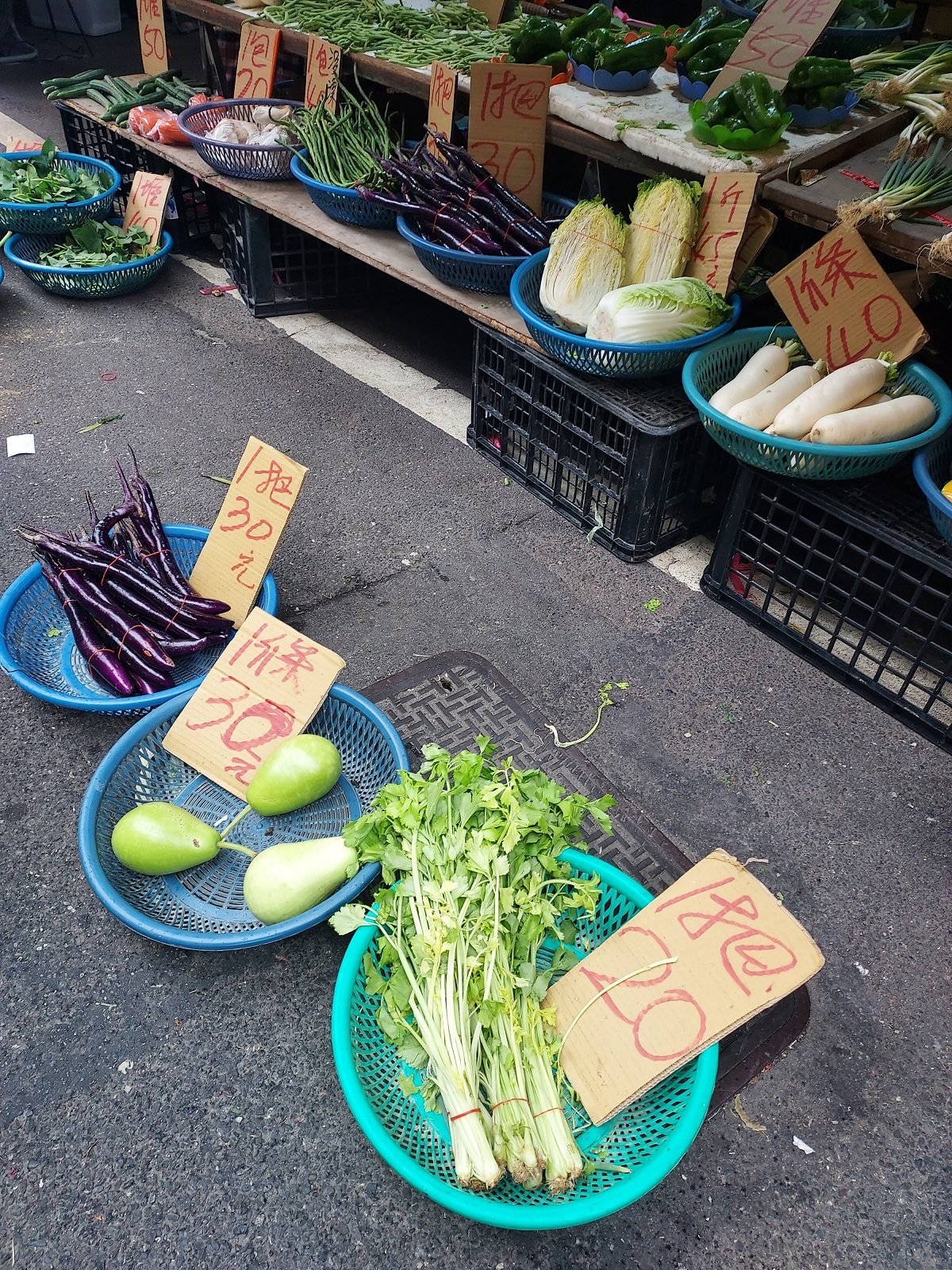 台湾朝市┃何でも売っている。服、雑貨、靴など、朝市が好きなお母さん達は毎日行くよ(朝市→菜市場)台湾旅行