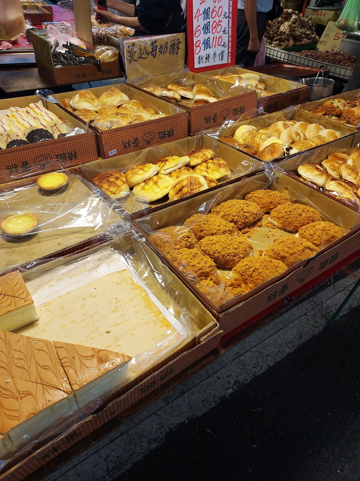 台湾朝市┃何でも売っている。服、雑貨、靴など、朝市が好きなお母さん達は毎日行くよ(朝市→菜市場)台湾旅行